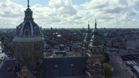 Flug-Zwischen-2-Kirchtürmen-Der-Basilika-St.-Nikolaus,-Amsterdam,-Luft-Nach-Vorne