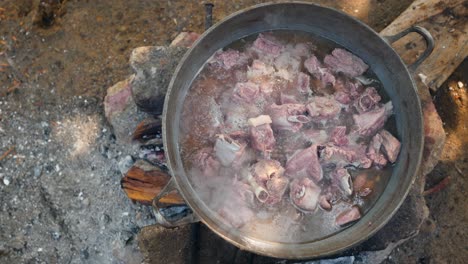 Costillas-De-Cerdo-Hechas-En-Una-Olla-A-La-Leña