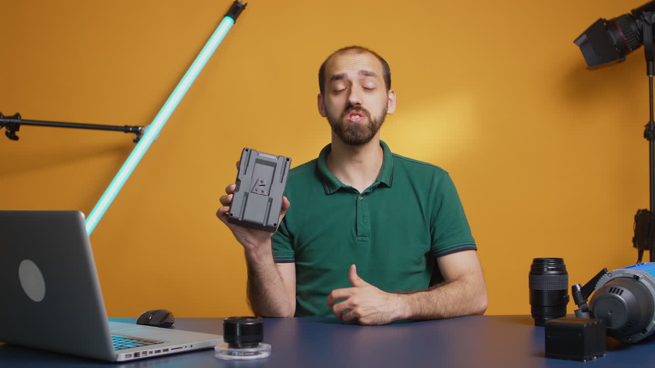 Twórca treści trzymający baterię V-mount