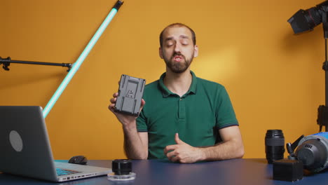 creador de contenido que sostiene v montar baterías