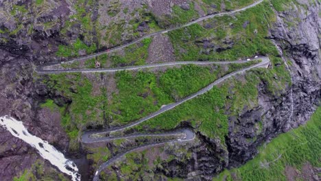 el camino del troll trollstigen o trollstigveien es un camino sinuoso de montaña.