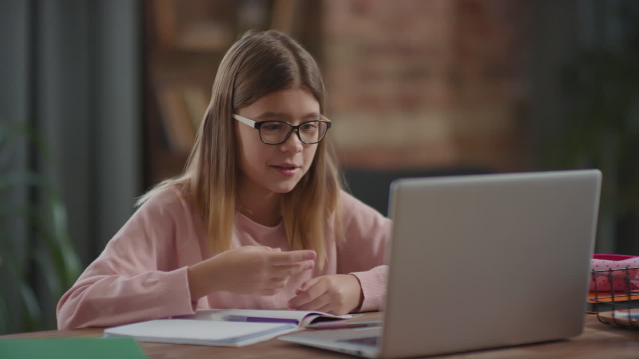 niña estudiando en línea