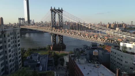 Empujando-La-Toma-De-Drones-Del-Puente-De-Brooklyn-Ubicado-En-Brooklyn-Nueva-York-Durante-La-Puesta-De-Sol,-Hora-Dorada