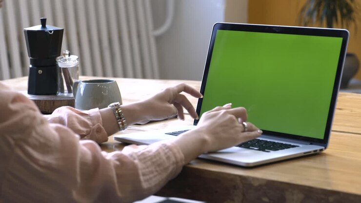 Frau, die zu Hause an Laptop arbeitet