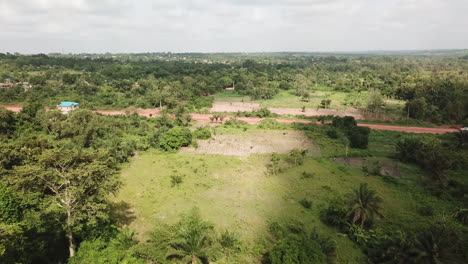 Volando-Sobre-Un-Campo-Exuberante-Con-Carretera-En-Benin,-áfrica-Occidental