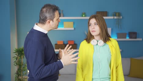 el padre motiva a su hija.
