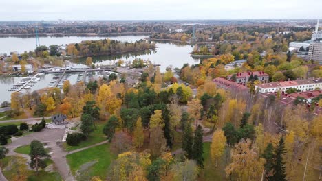 Antena---Parque-Sibelius,-Bahía-De-Finlandia,-Helsinki,-Finlandia,-Panorámico-De-Tiro-Ancho-A-La-Derecha