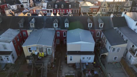 vista aérea de los patios traseros de las casas de la ciudad