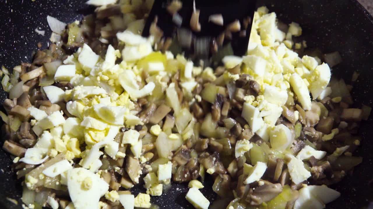 판 에 버섯, 양파, 달 을 조리 하는 것