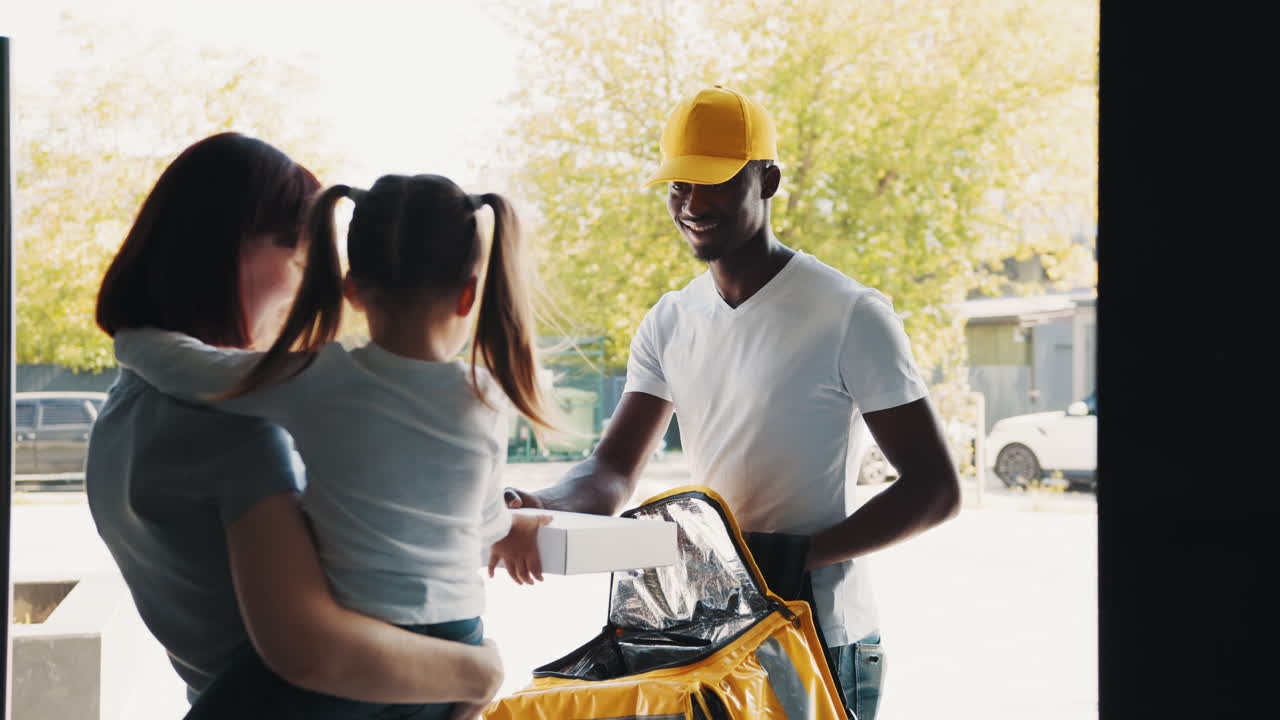 entrega de alimentos a una familia
