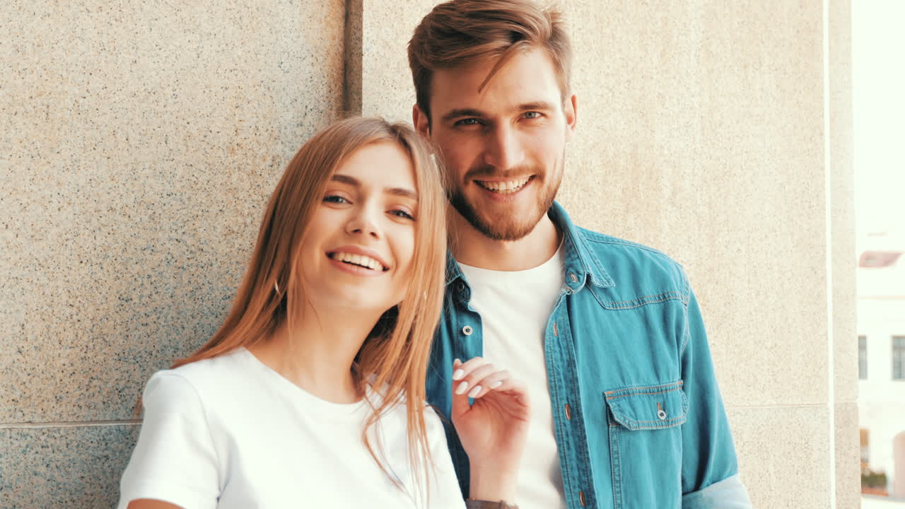 счастливая пара позирует.