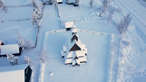 increíble iglesia antigua en la ciudad de gol, noruega durante el invierno