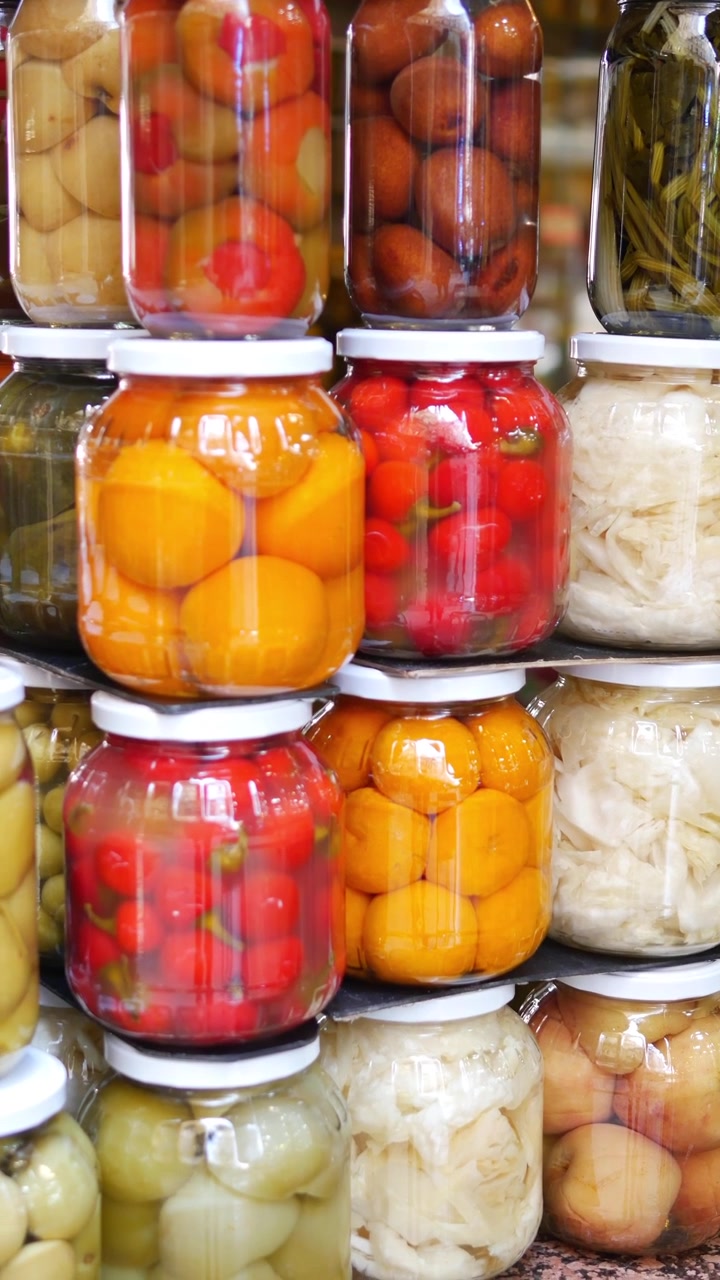 Tarros coloridos de frutas y verduras encurtidas y en conserva