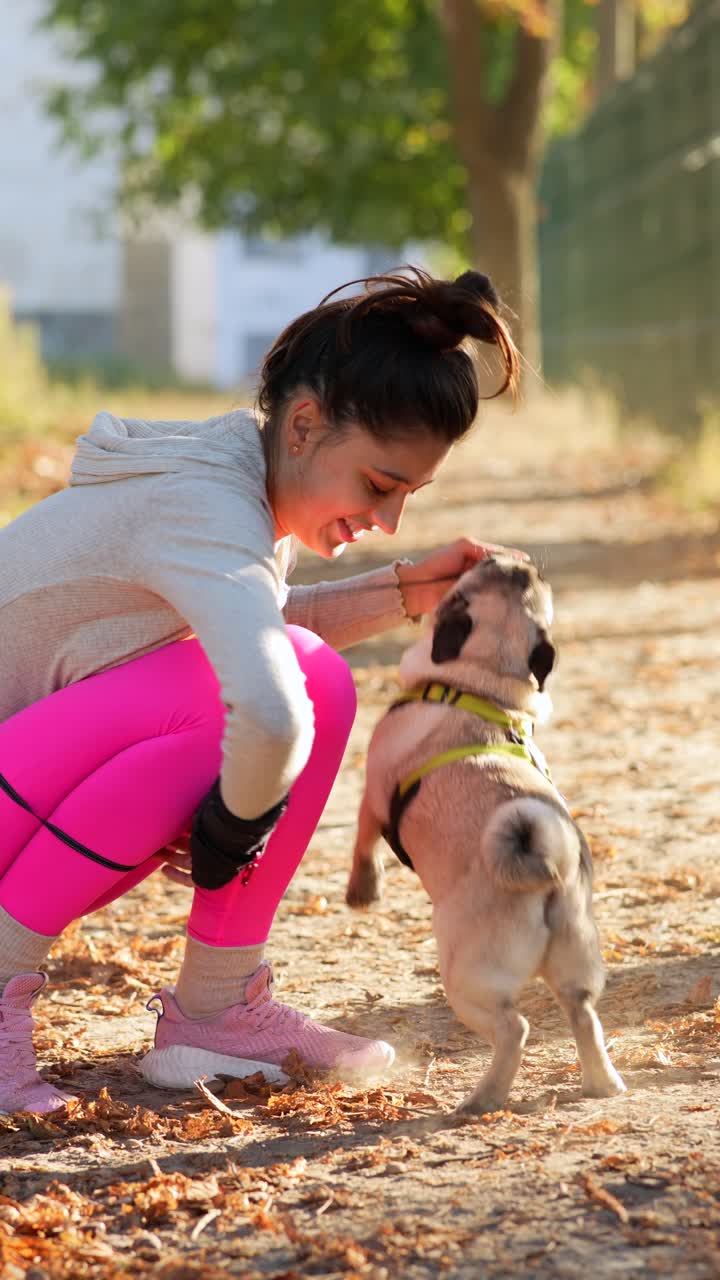 공원에서 개와 놀고 있는 여자