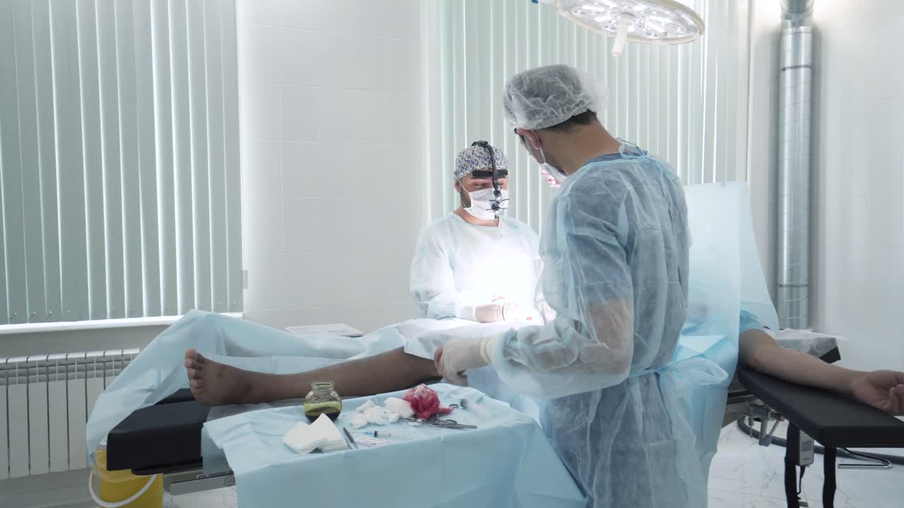 procedimiento quirúrgico en una sala de operaciones