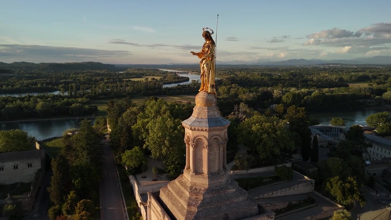 Paisaje con la estatua de la Virgen María en lo alto de la Catedral de Notre-Dame des Doms en Aviñón, Francia