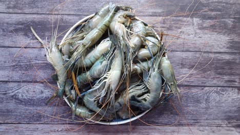 Close-up-of-king-prawn-on-plate-on-table