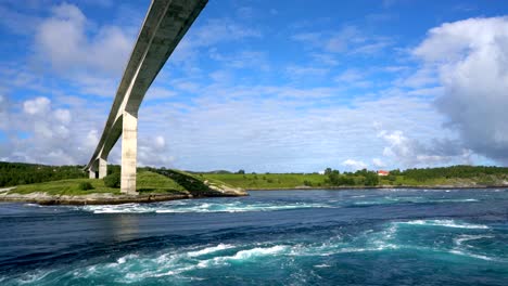 los remolinos de la vorágine de saltstraumen, nordlandia, noruega