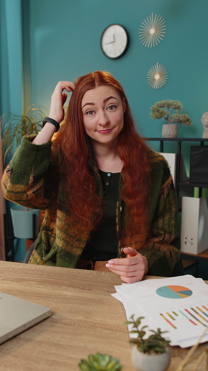 mujer confundida sintiéndose avergonzada por una pregunta ambigua teniendo dudas sin idea en casa, vertical