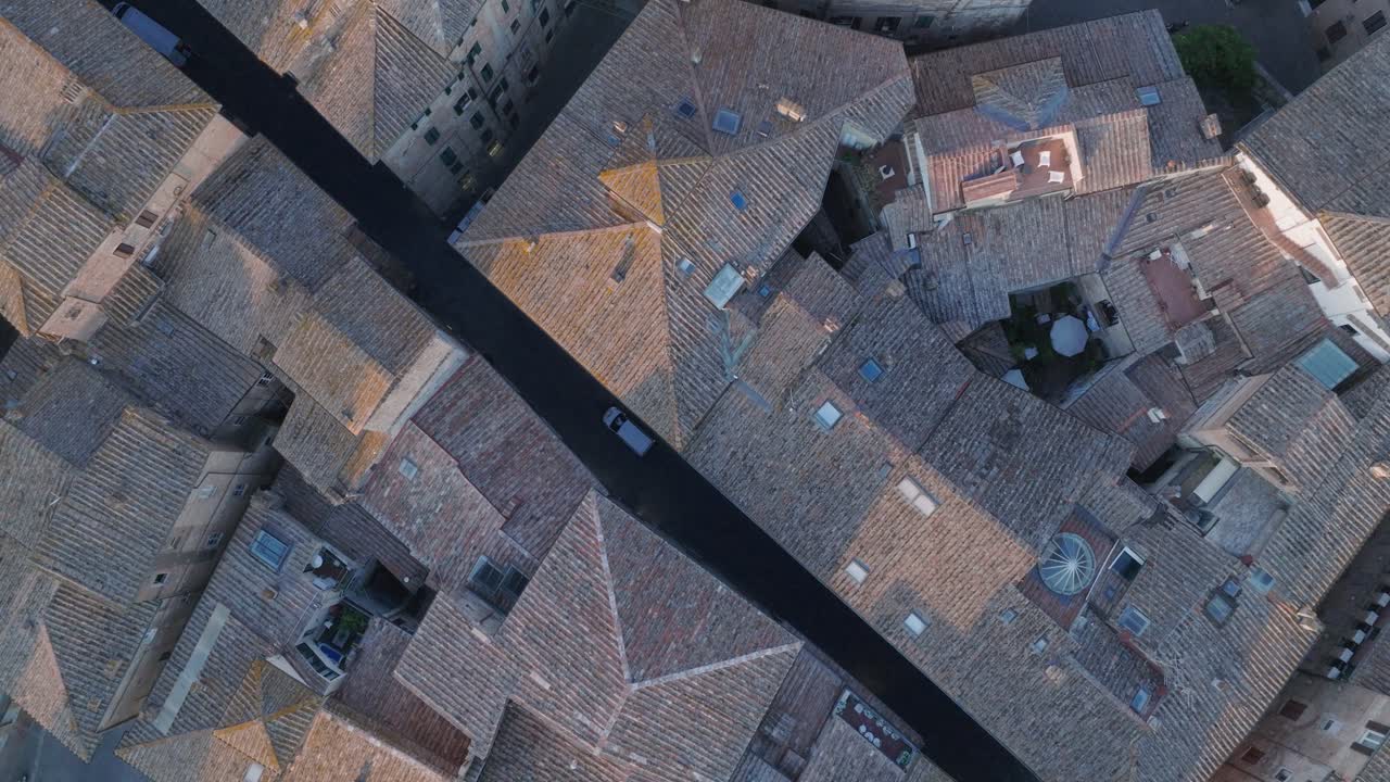 시에나 (tuscany, 이탈리아) 의 중세 도시와 함께 해가 뜨는 시에나의 상단에서 아래로 공중 풍경 4k