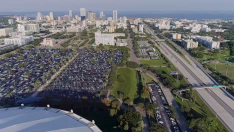 4K-Drohnenvideo-Vom-Tropicana-Feld-Und-Der-Skyline-Der-Innenstadt-Von-St.-Petersburg