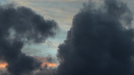 Große-Dramatische-Sturmwolken-Bilden-Sich-Während-Des-Sonnenuntergangs-Australien-Maffra-Gippsland-Victoria