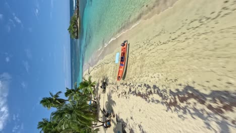 Drohnen-FPV-Aufnahme-Der-Idyllischen-Küste-Des-Ermitaño-Strandes-In-Samana,-Dominikanische-Republik