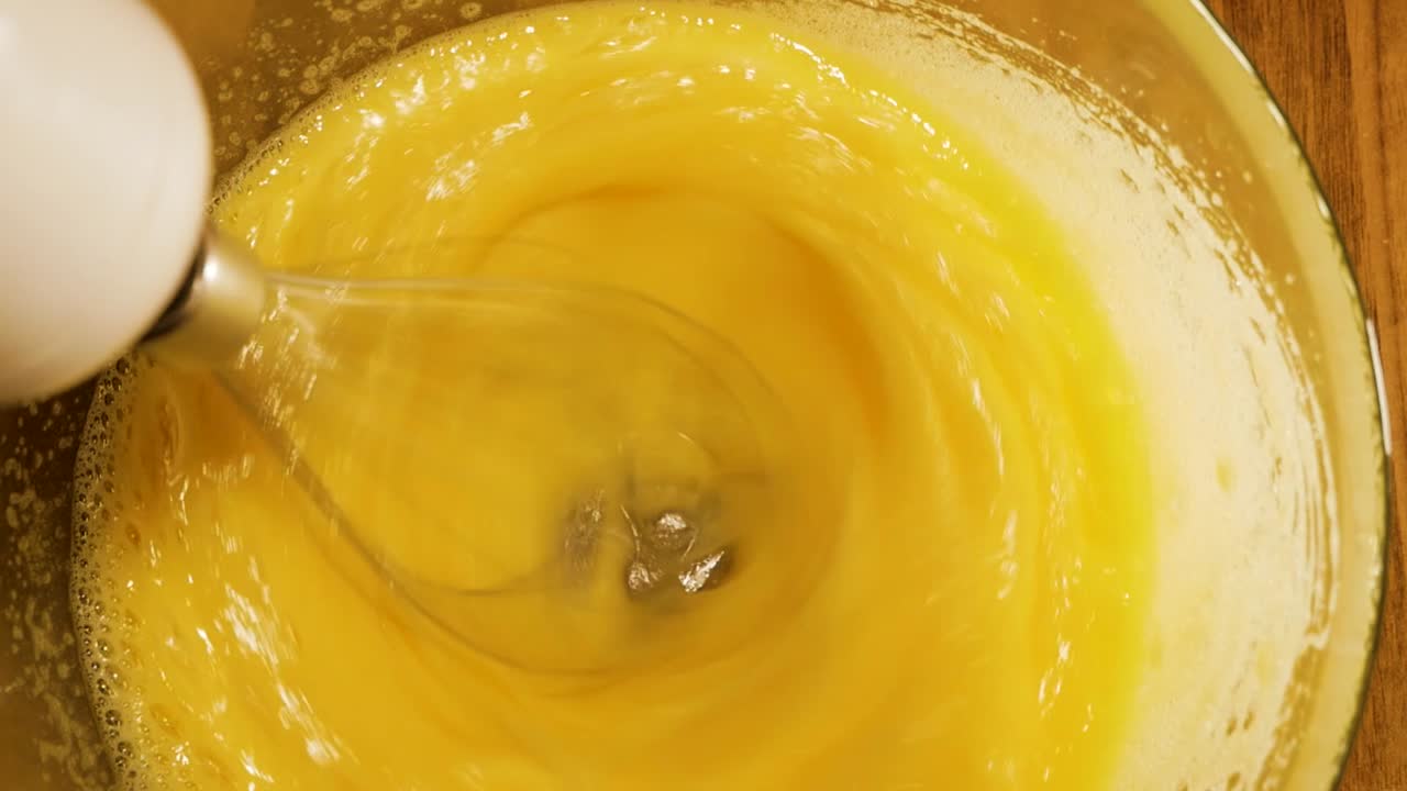 mezclar la masa con una batidora