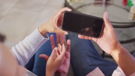 Pareja-Afroamericana-Con-Gorros-De-Papá-Noel-Teniendo-Videollamada-Con-Smartphone-Con-Espacio-Para-Copiar