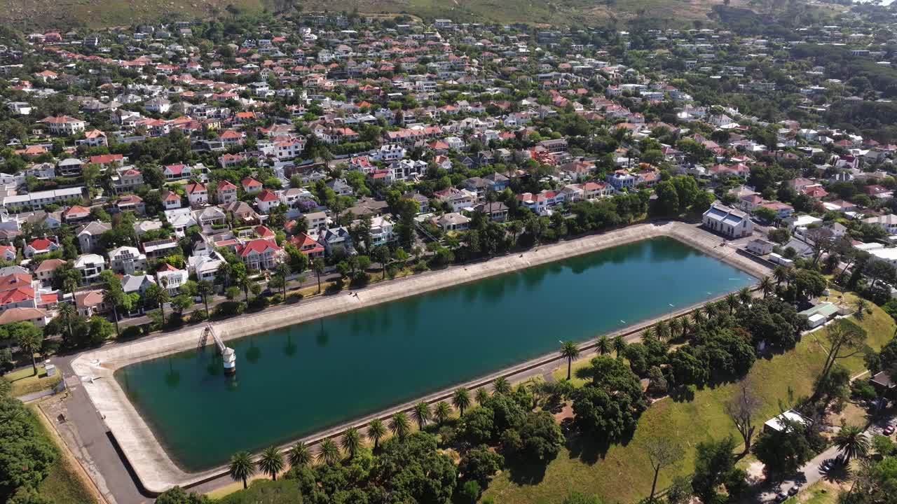 estableciendo el drone disparado por encima de la presa de molteno, en el parque de waal