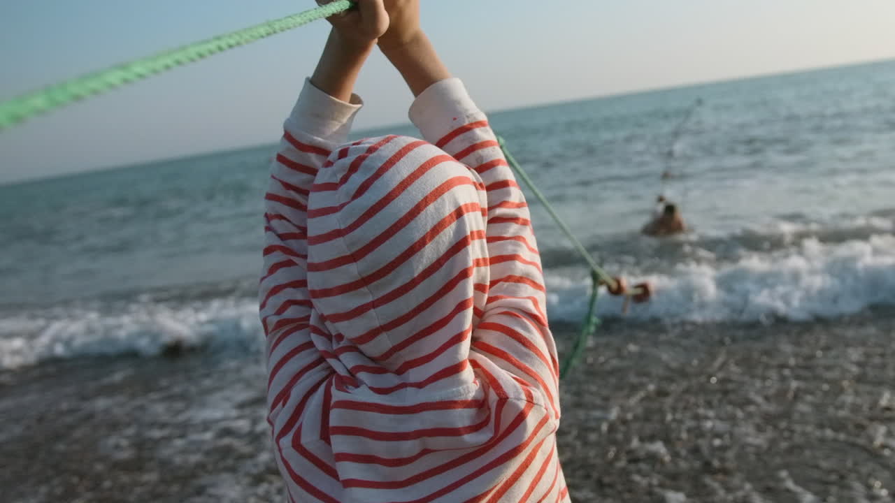 해변 에서 시줄 을 들고 놀고 있는 아이 들