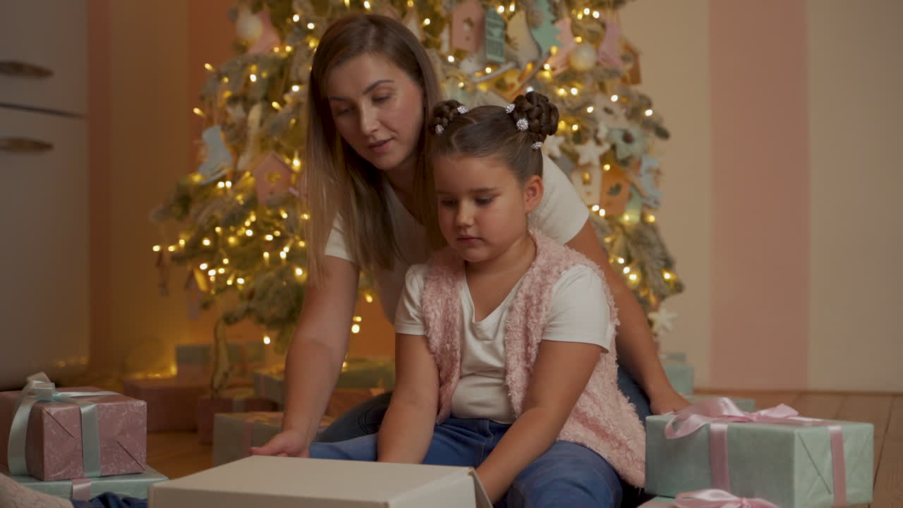 grupo de estudio en una mesa de pie y sentado en casa 2