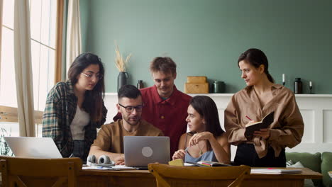 grupo de estudio en una mesa de pie y sentado en casa 2