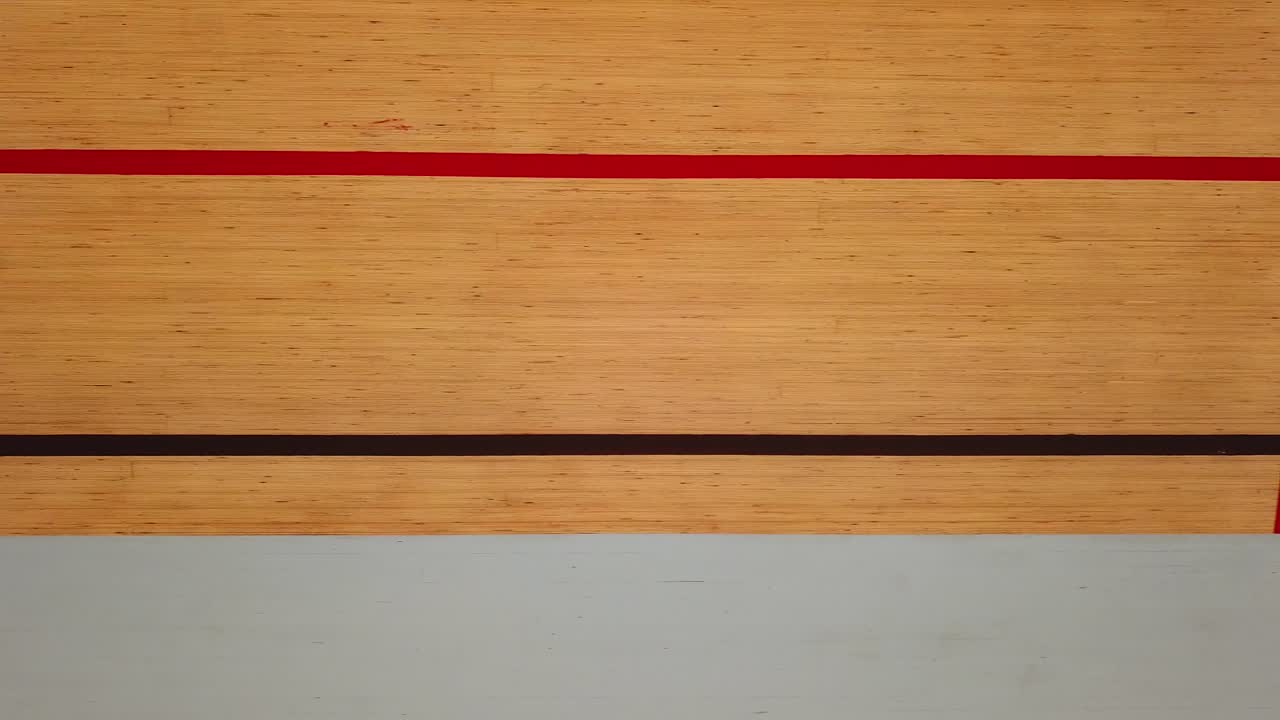 vista de cerca de las marcas de la pista en la arena de ciclismo del velódromo, tiro de seguimiento