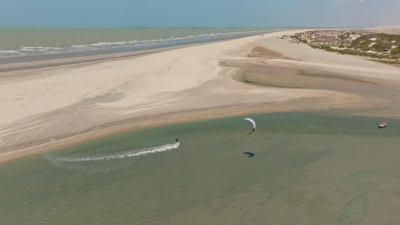 kitesurfista navegando en una laguna durante la marea baja