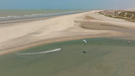 Kitesurfista-Navegando-En-Una-Laguna-Durante-La-Marea-Baja