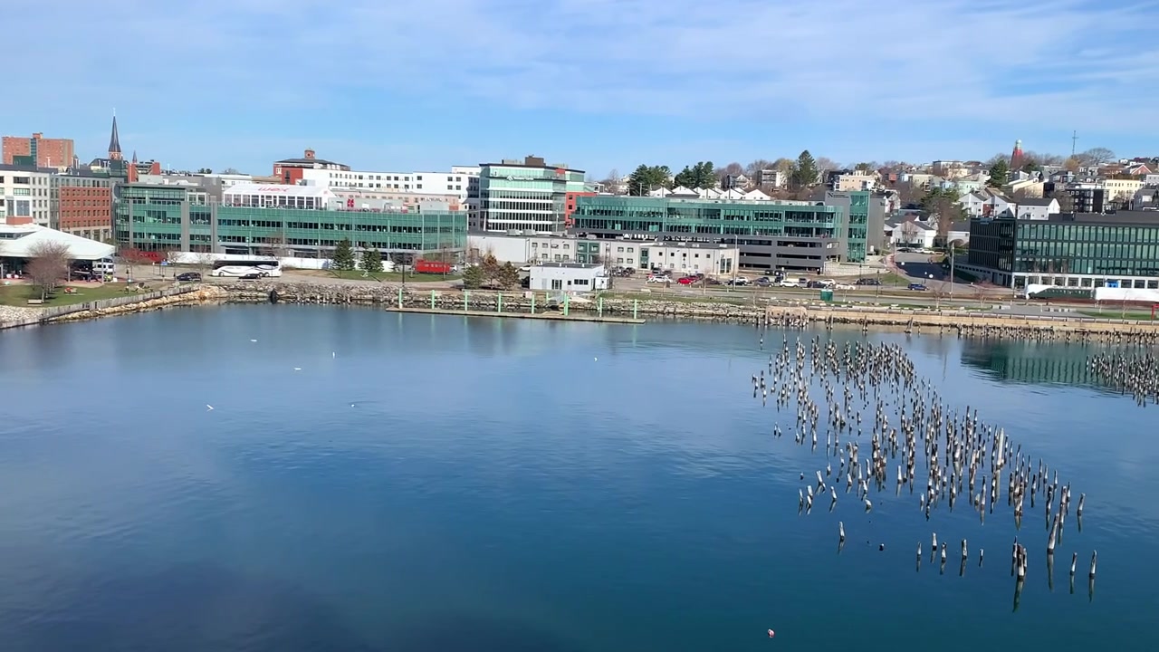 Luftfoto af Portland havn, Maine, på en rolig dag, blå himmel med skyer, panorering mod højre