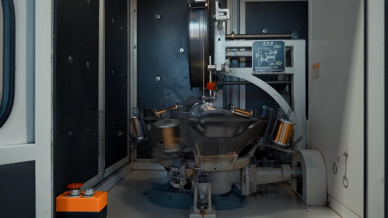 крупный план машины, работающей на заводе