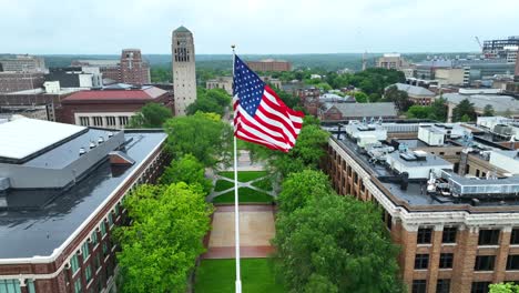 bandera estadounidense ondeando en el centro comercial ingalls en el campus de la universidad de michigan