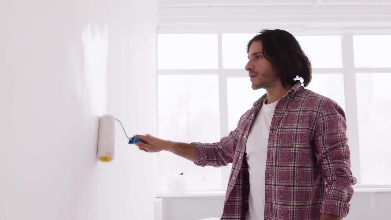 hombre pintando una pared