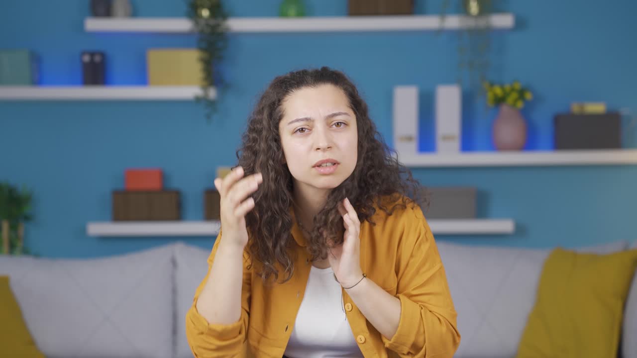 호기심 많은 표정으로 카메라를 바라보는 젊은 여성.