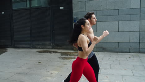 una pareja deportiva corriendo por la mañana. un hombre y una mujer de fitness corriendo juntos.