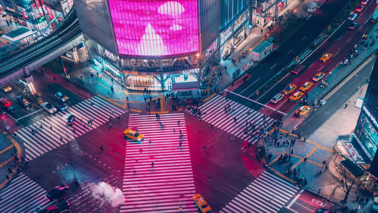 夜の活気ある都市交差点の空撮映像、ダイナミックな都市ビデオシーンに最適