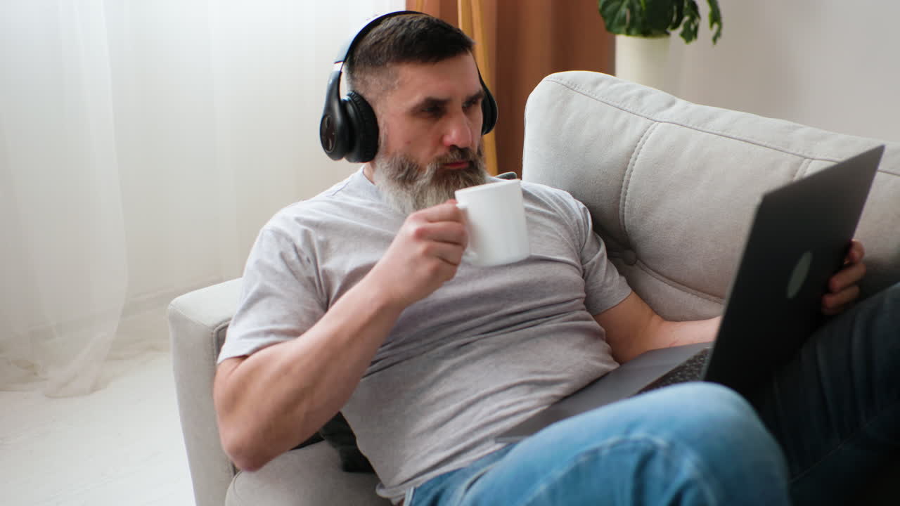 hombre caucásico en casa