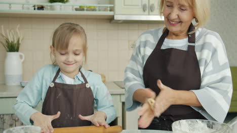 la abuela y la nieta horneando juntas