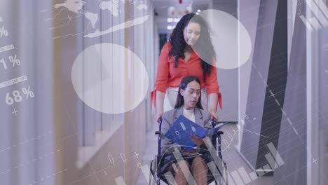 animación del procesamiento de datos sobre una mujer de negocios biracial y una colega discapacitada en silla de ruedas