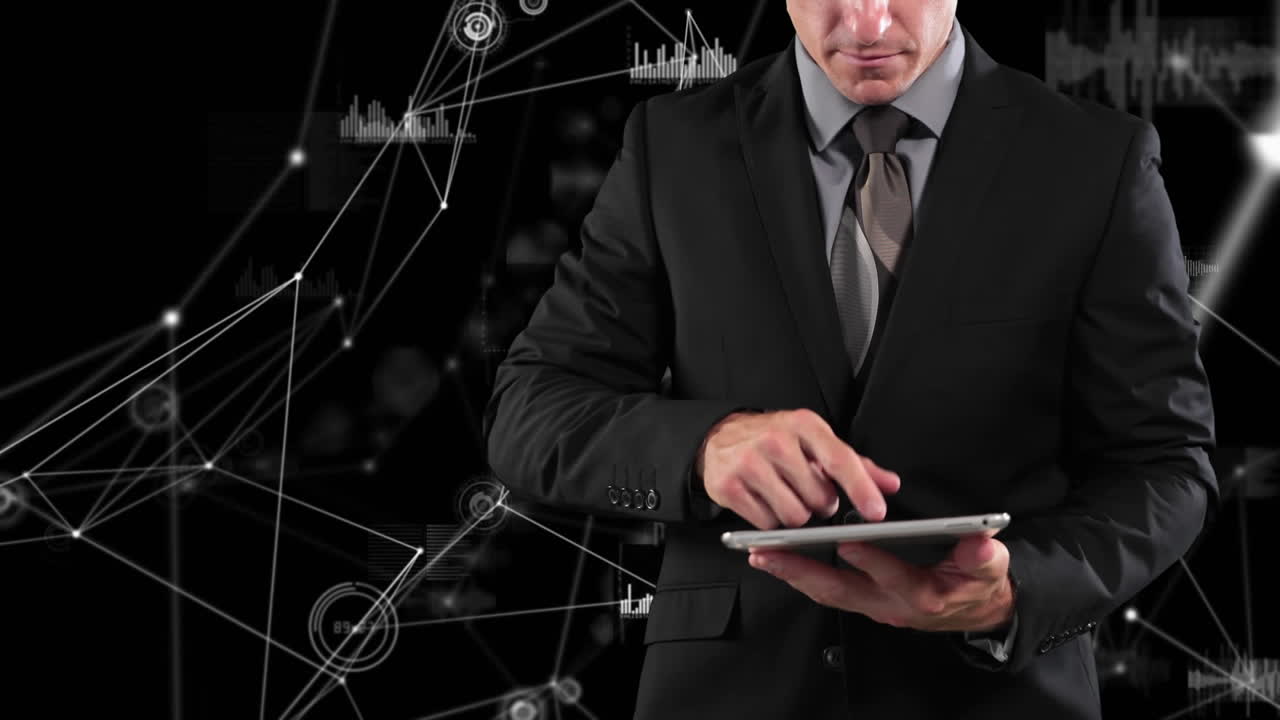 검은색 배경에 곡선이 있는 태블릿을 사용하는 사업가