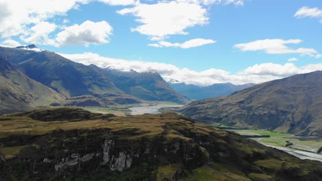 Descripción-General-Del-Pico-Rocoso,-El-Valle-De-Matukituki-Y-El-Parque-Nacional-De-Mt-Aspirante,-Nueva-Zelanda---Increíble-Paisaje-Aéreo