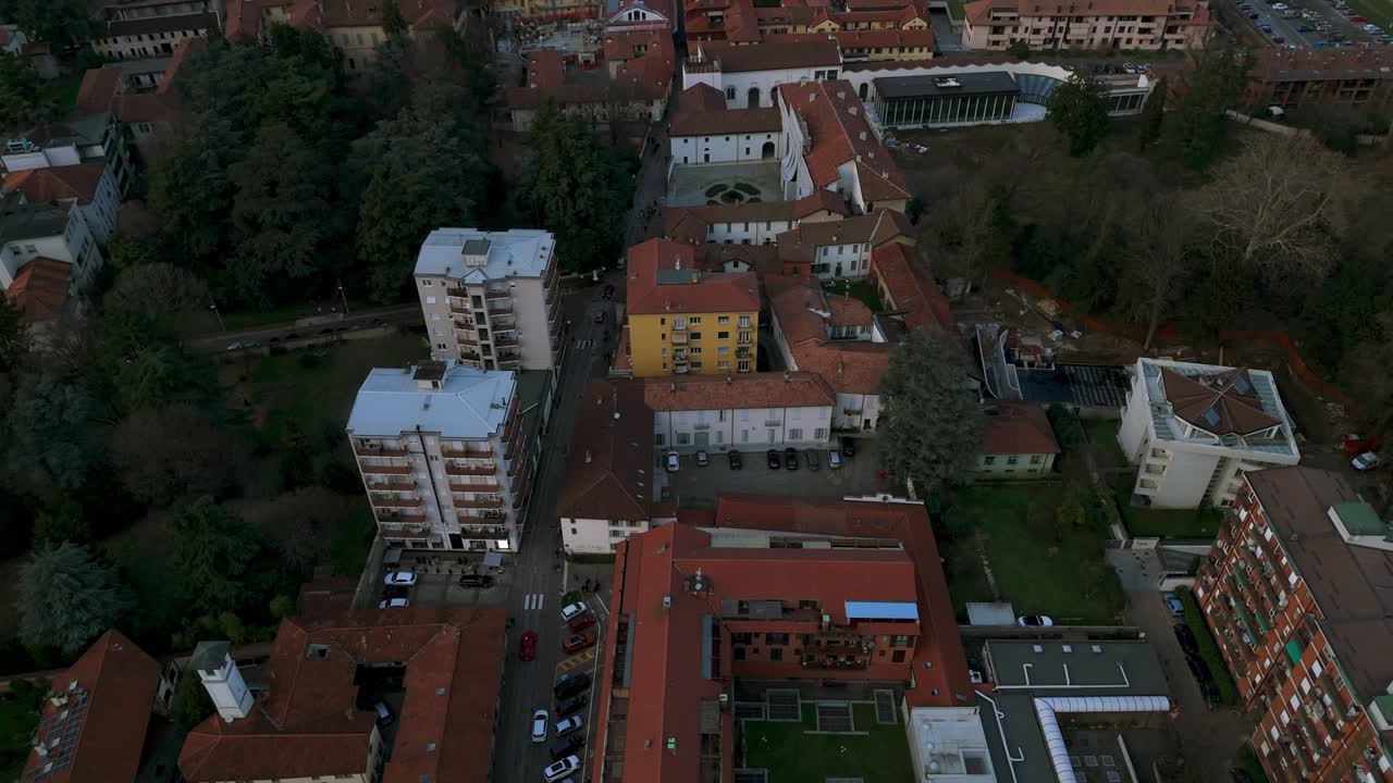 Paesaggio urbano di Vimercate, Italia. Rivelazione aerea con drone in movimento verticale.