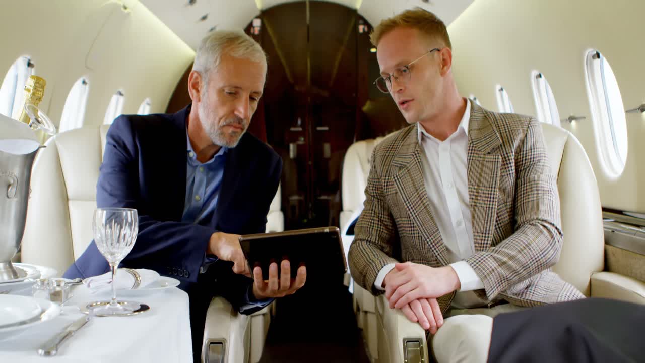 디지털 태블릿 4k를 통해 토론하는 사업가들